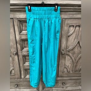 NWT Women’s NEW IN by VERY J Bright Teal Dressy Jogger Pants (Medium)